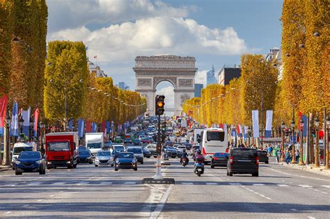 champs élysées paris france.